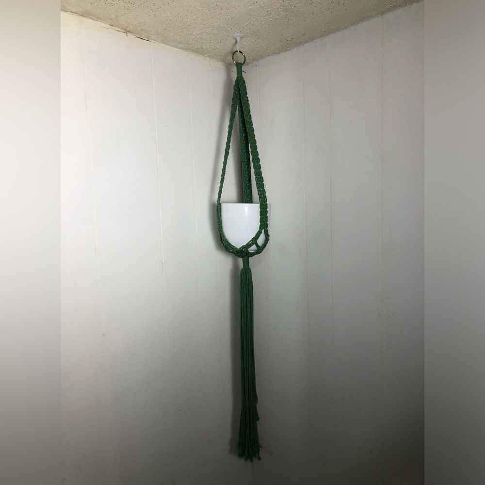 Green Macrame Plant Hanger. NEW. - Picture 1 of 7